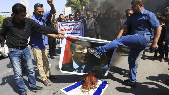 محتجون عراقيون يحرقون صورة اردوغان وعلم اسرائيل خلال مظاهرات في البصرة تطالب بانسحاب القوات التركية من الأراضي العراقية
